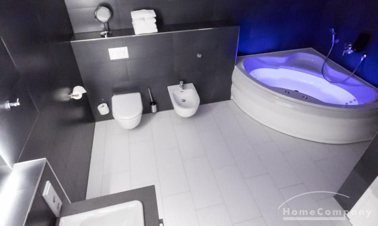 Bad mit Whirlpoolbadewanne