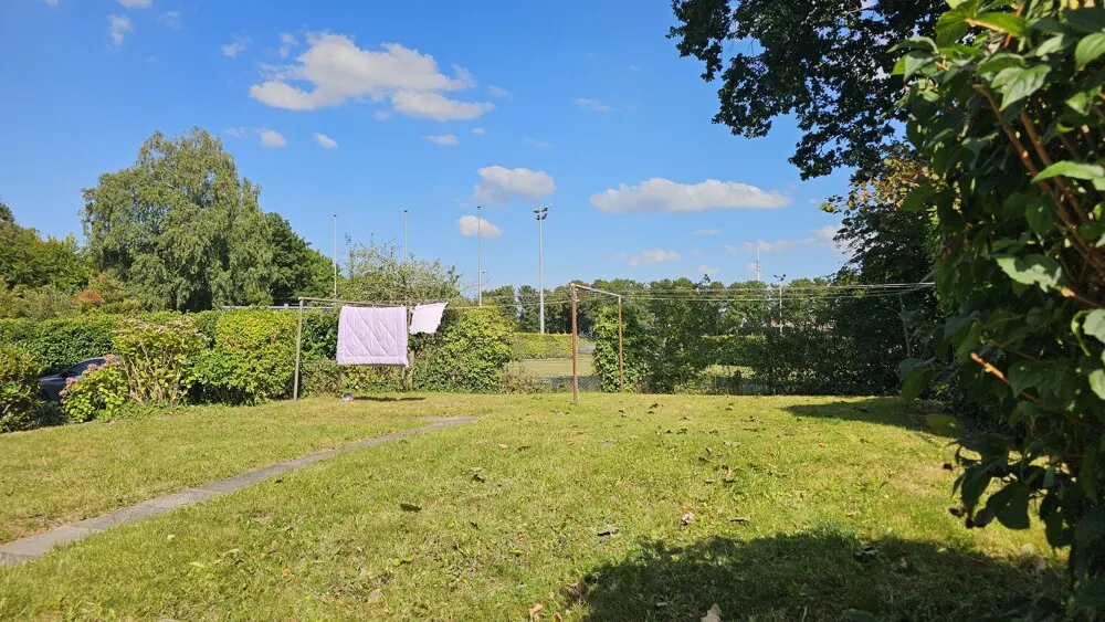 Grünfläche hinter dem Parkplatz