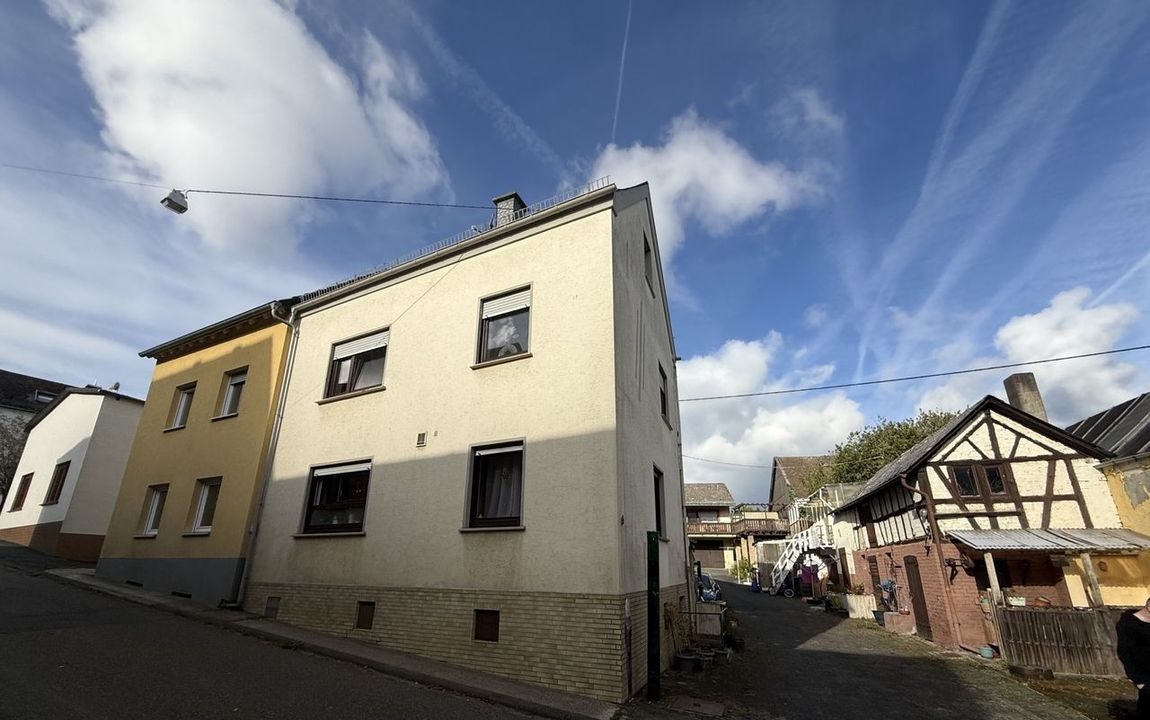 Charmantes Einfamilienhaus mit Scheune und Stellplätzen im idyllischen Winterber