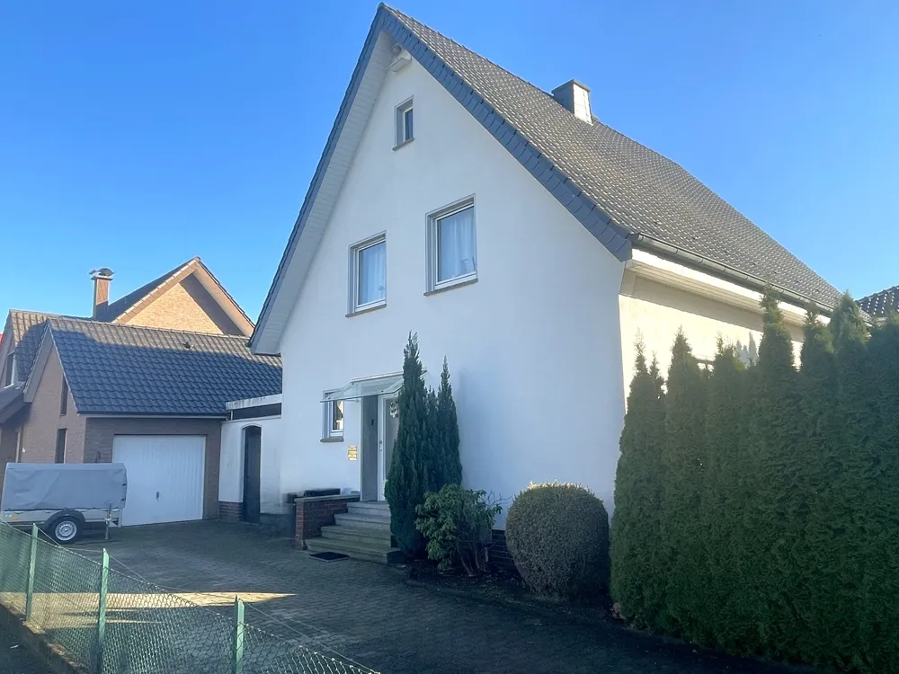 Hauseingang mit Garagenzufahrt