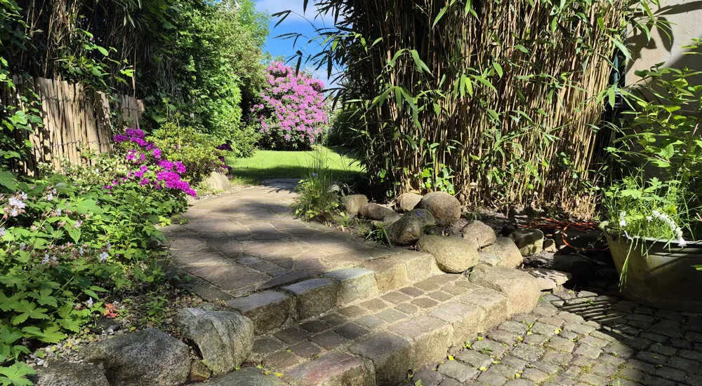 Weg zur hinteren Terrasse