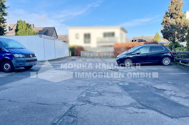 Parkplatz und Garagen