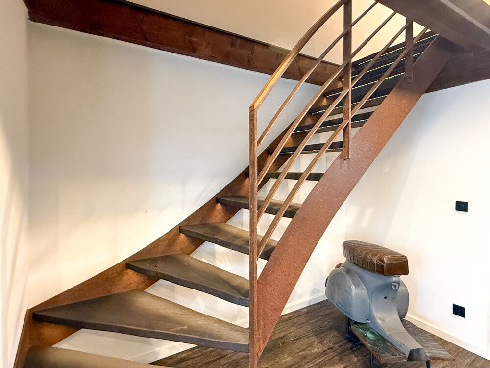 Vorne links - Treppe