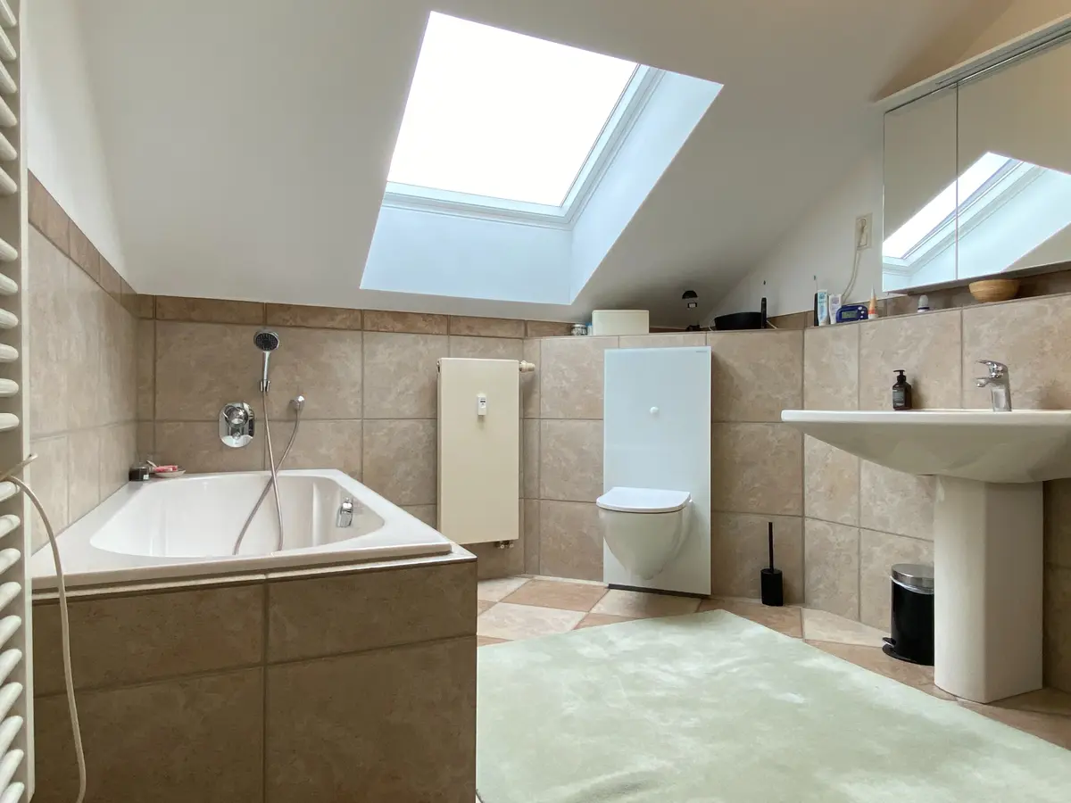 Tageslichtbad mit Wanne und Dusche