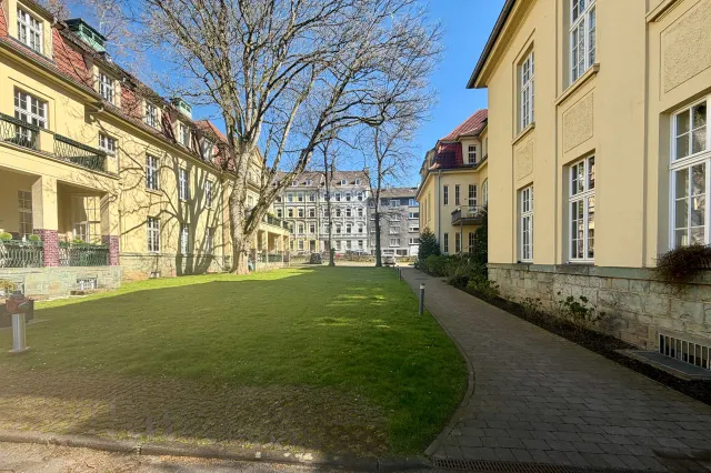 parkähnlich angelegte Aussenanlage