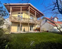 Ansicht von Westen mit Garten