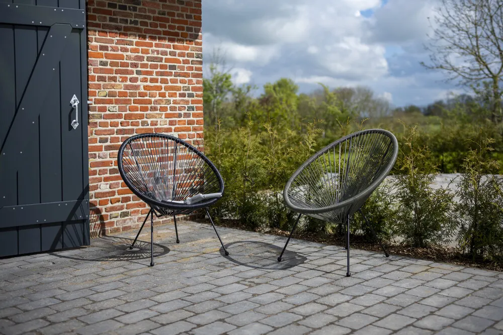 die Terrasse mit Blick in die Natur