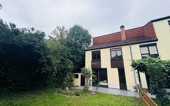 Renoviertes Reihenendhaus in grüner Oase in Essen-Gerschede, mit Garten und Garage