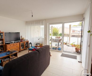 Gut geschnittene Wohnung im Zentrum mit Fahrstuhl, Balkon und Tiefgaragenstellplatz. - Photo 1