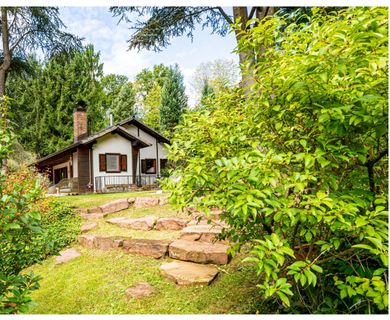 Kleinod für Genießer: stilvolles Landhaus auf 1.909 m² mit drei Terrassen und Ausbaureserve