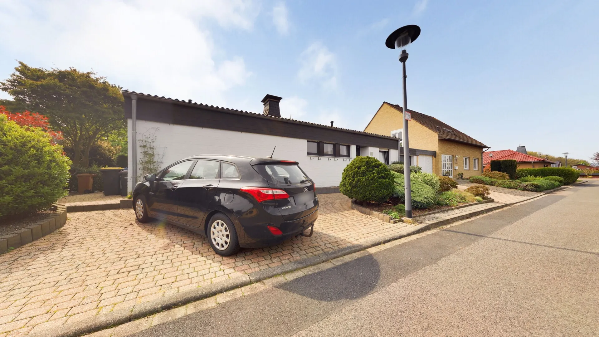 Barrierearmes Wohngefühl auf 137m²: Gepflegter Bungalow mit Souterrain-Plus & Garten-Oase