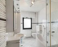 Tageslichtbad mit Dusche und Wanne