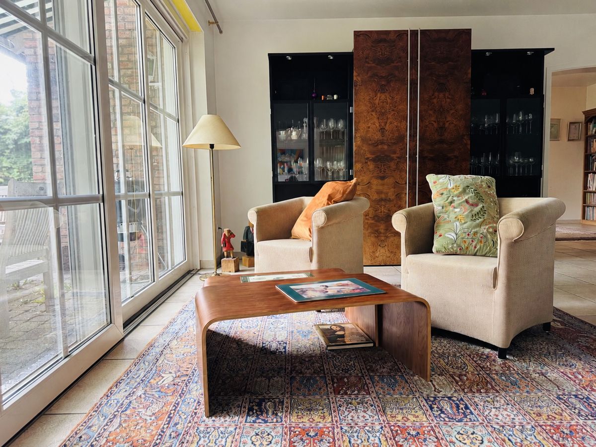Das geräumige Wohnzimmer mit Terrassenplatz