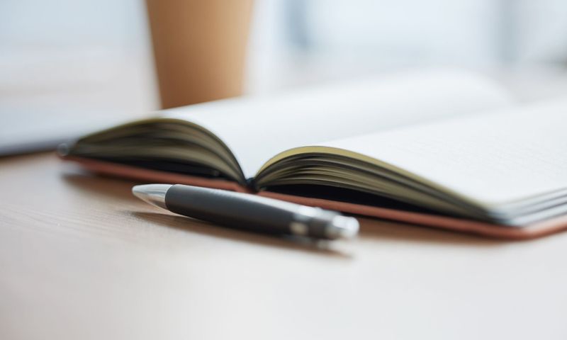 Block mit Kugelschreiber