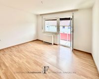 Wohnzimmer mit Zugang zum Balkon