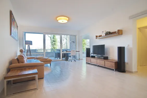 Schicke, helle Wohnung mit Balkon und Waldblick in Essen-Bredeney, Internetzugang, Tiefgaragenplatz mit Wallbox kann gemietet werden