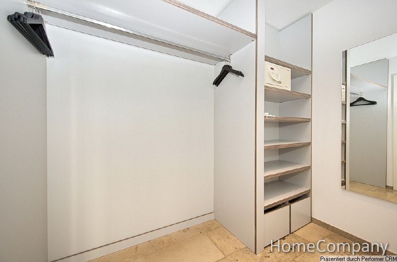 Begehbarer Kleiderschrank