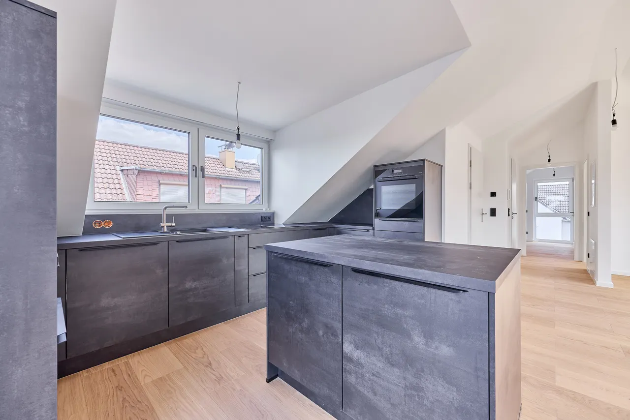 Erstbezug nach Dachausbau – 3 ZKD/Balkon Wohnung mit Einbauküche - Foto 1