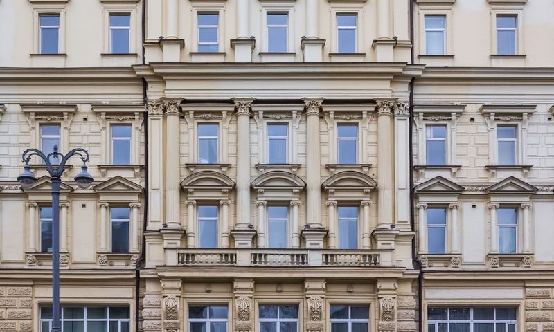 Fassade eines Mehrfamilienhauses Altbau