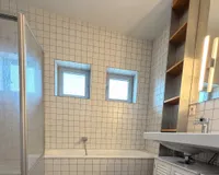 ...Dusche und Wanne 