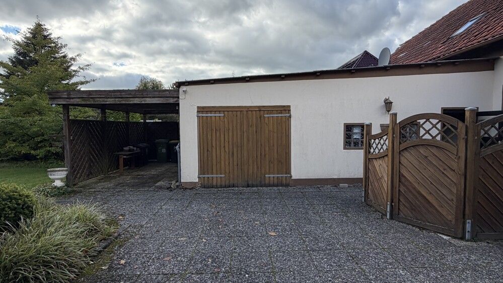 Mit Garagengebäude und Carport