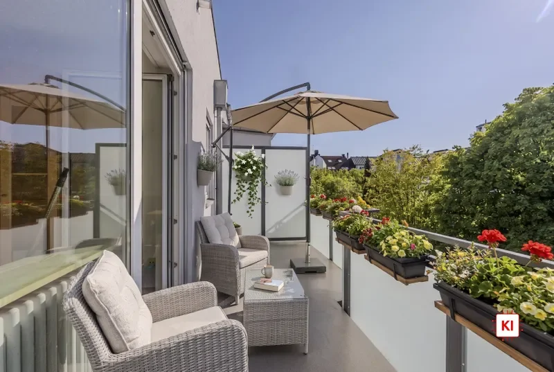 KI-generiert: Sonniger Balkon