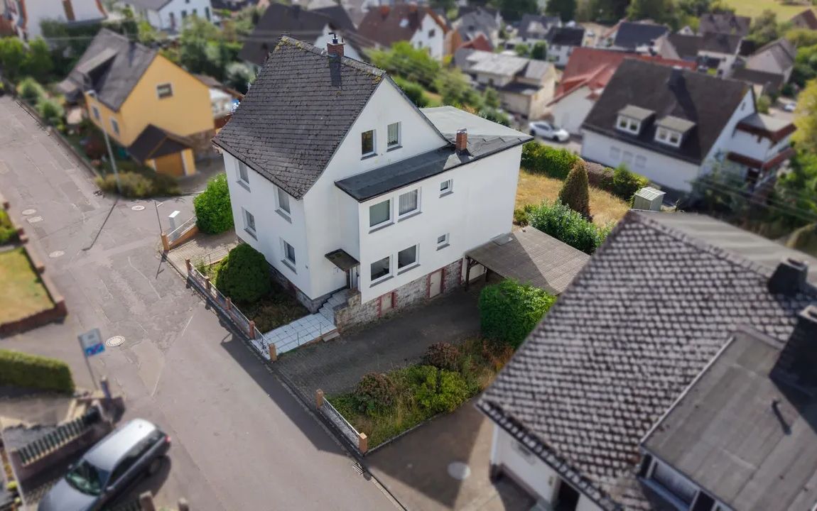 Gepflegtes Zweifamilienhaus mit Fernblick auf großem Grundstück in ruhiger Lage bei Montabaur!