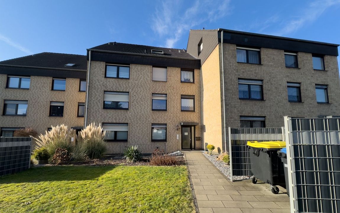 Moderne 3-Zimmer-Wohnung in zentraler Lage mit Balkon und Garage