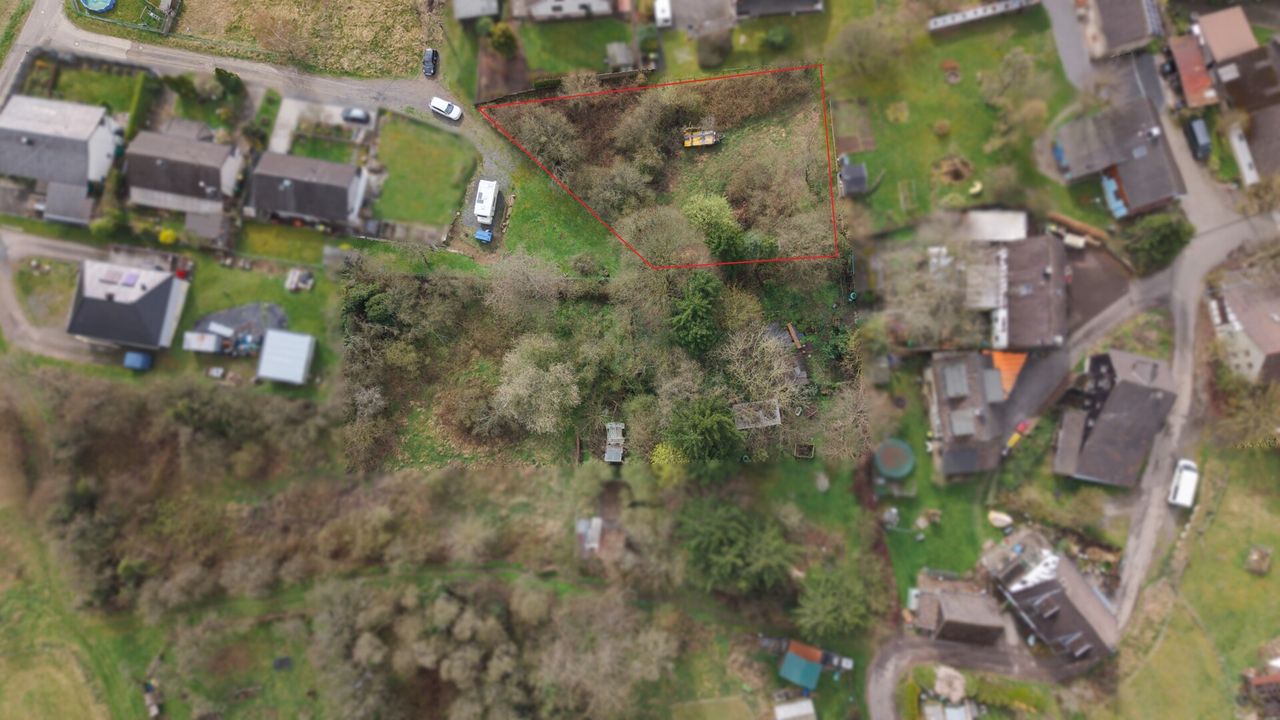 Großzügiges Baugrundstück mit bestehendem Grünbestand in Windeck!