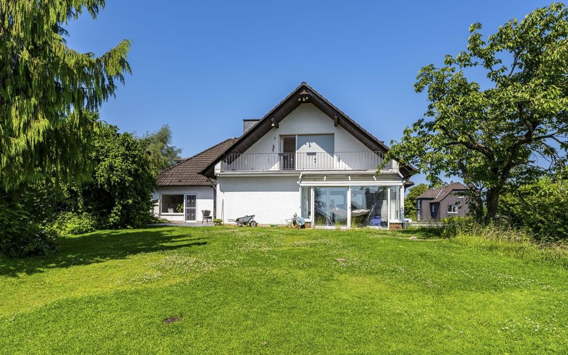 # Vorankündigung- Imposantes Einfamilien-/ oder Mehrgenerationenhaus in zentrumsnaher Lage #