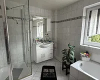 Badezimmer mit Dusche und...