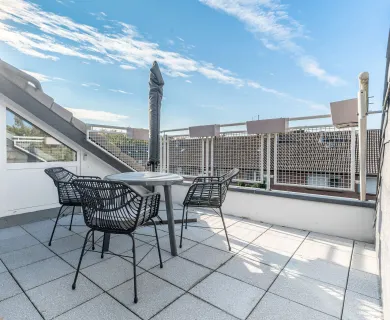 Eyecatcher Loggia! Top gepflegte Dachgeschosswohnung mit Wohlfühlcharakter in Flüren