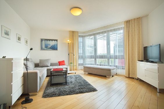 Hotelalternative: Helle Wohnung mit Parkettboden, Tiefgaragenplatz, Reinigungsservice und Wäschewechsel