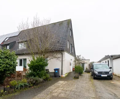 Doppelhaushälfte mit Renovierungspotenzial !!