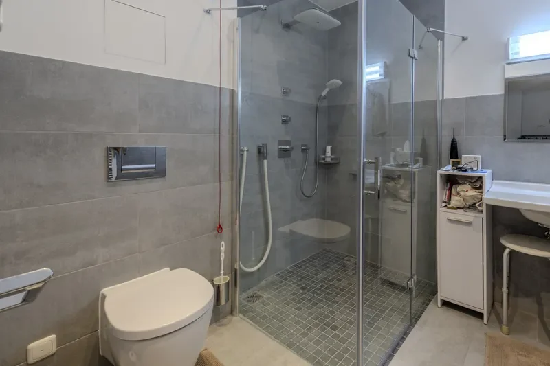 Großes Badezimmer mit Dusche