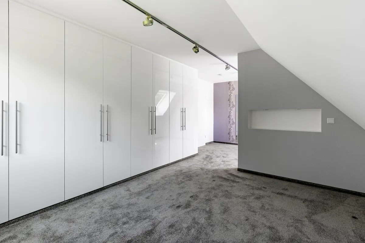 Ein Schlafzimmer mit Einbauschränken