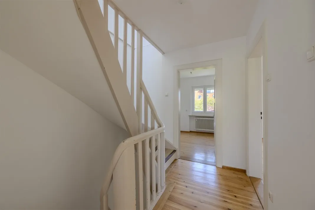 OG - Flur mit Treppe zum Dachgeschoss