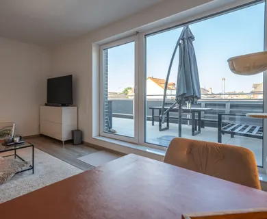 Wohnen mit Freiraum: Offener Wohnbereich und sonnige Dachterrasse – Komfort und Lifestyle im 1. OG