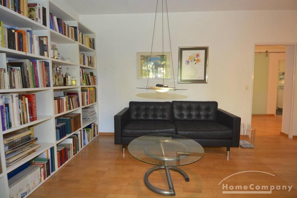 Helle und stilvoll möblierte Wohnung mit großem Balkon und Gartenblick - Foto 1