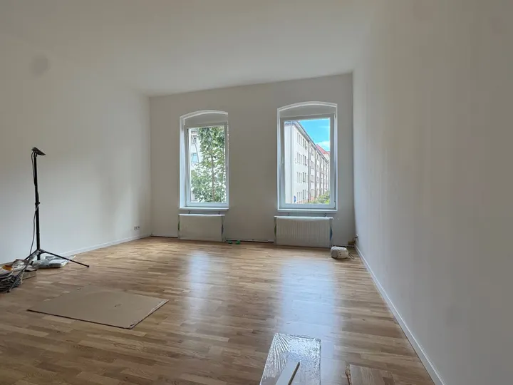 Berfristete, frisch sanierte 2-Raumwohnung mit Einbauküche und Wannenbad !