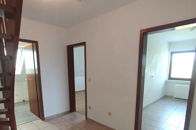 Flur und Treppe zum DG