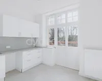 Küche mit Zugang zu Balkon