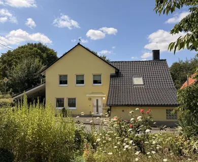 Einfamilienhaus mit großem Garten in verkehrsgünstiger Lage und Wohnmobilstellfläche