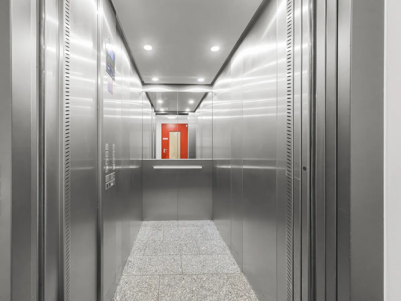 Geräumiger Aufzug