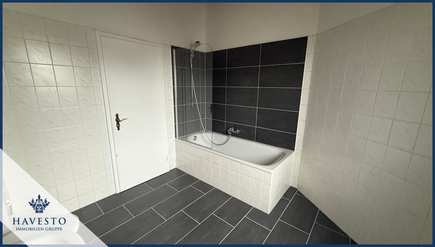 Stilvolle 2-Zimmer-Dachgeschosswohnung mit Holzbalkendecke, Einbauküche & modernisiertem Bad - Foto 4