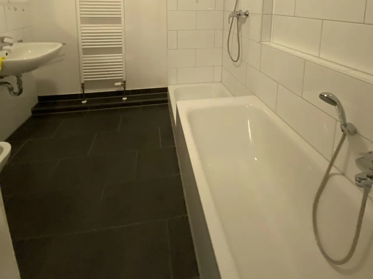 Bad mit Wanne und Dusche