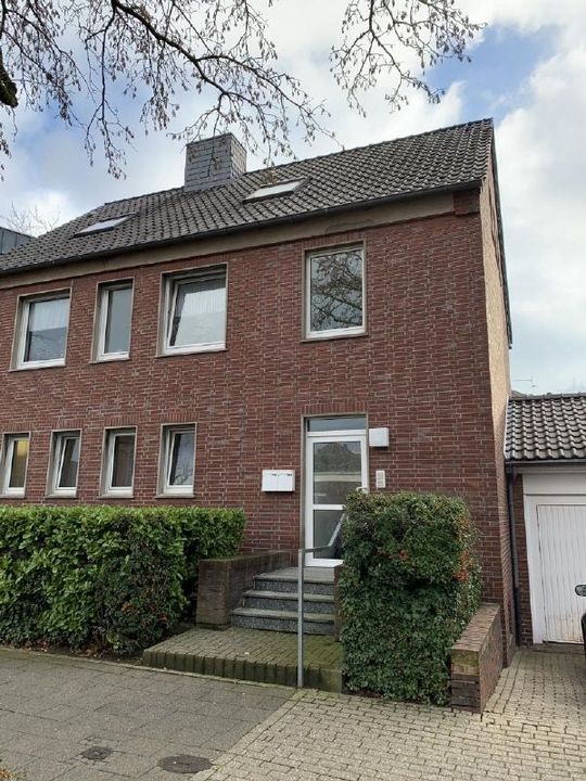 Helle DG-Wohnung mit Küche und Stellplatz in zentraler Lage von Kamp-Lintfort