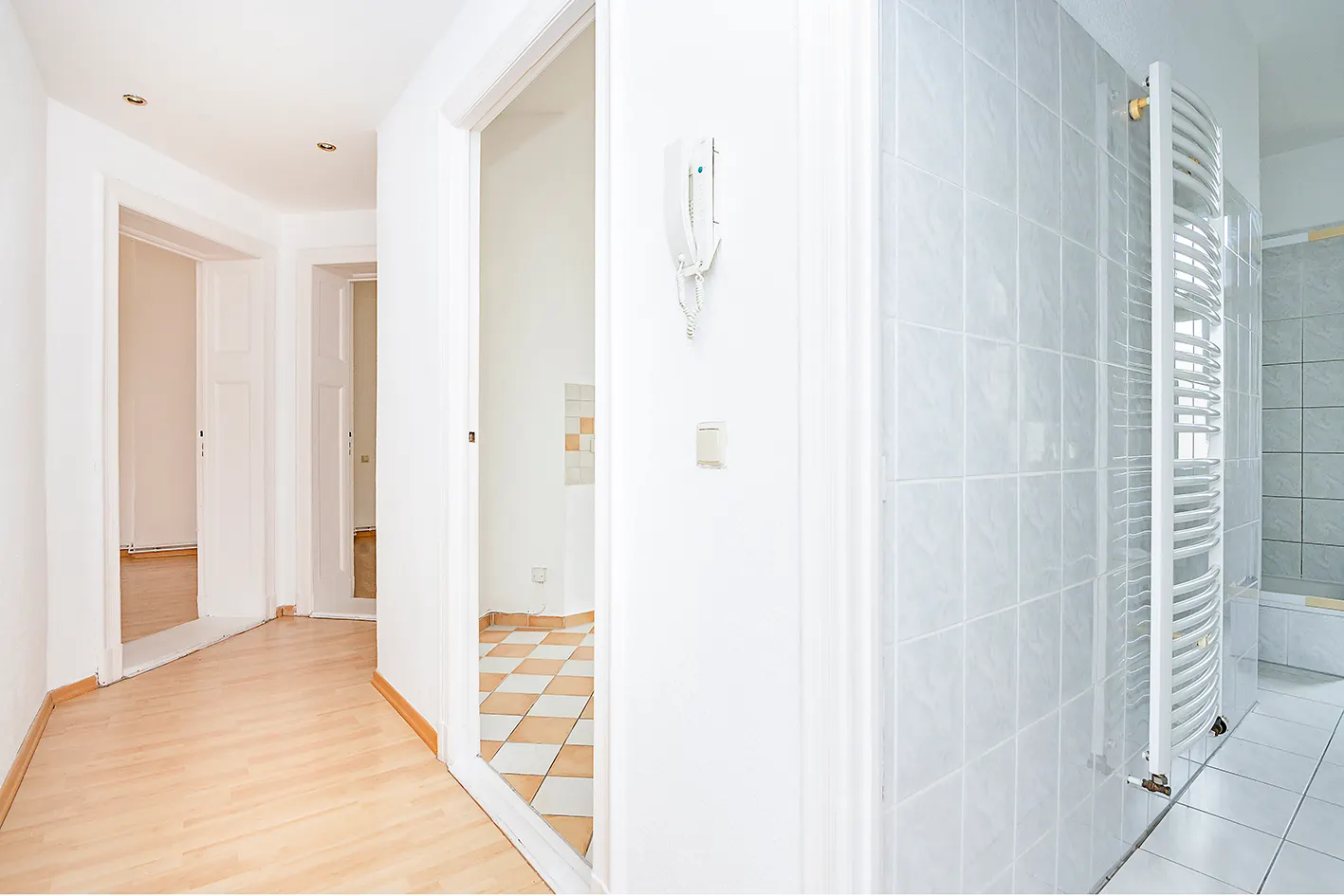 Heller Altbau mit 2 Zimmer und Südbalkon. +Provisionsfrei+