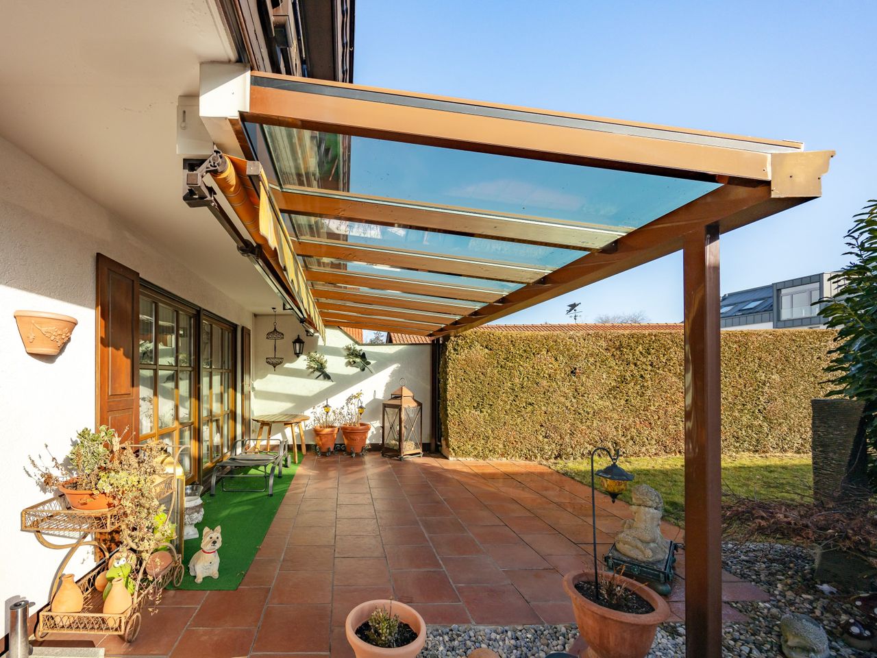 Terrasse mit Glaspergola