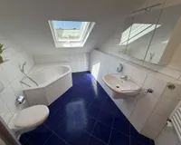 Geräumiges Badezimmer mit Badewanne...